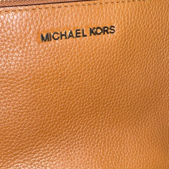Michael Kors Tan and White Crossbody Bag - Picture 2 of 15